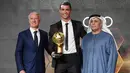 Striker Juventus, Cristiano Ronaldo foto bersama dengan pelatih Prancis Didier Deschamps dan wakil ketua Dewan Olahraga Dubai Mattar Al Tayer selama Dubai Globe Soccer Awards ke-10 di Dubai (3/1). (AFP Photo/Fabio Ferrari)