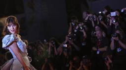 Zooey Deschanel  di Festival Film Venesia 2022. (Foto: Joel C Ryan/Invision/AP)