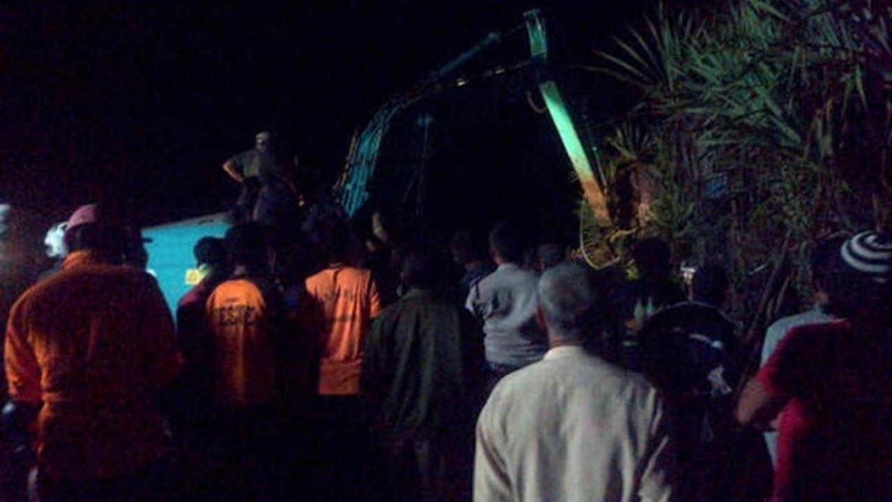 Kerja keras Tim SAR evakuasi korban longsor di Pantai Sadranan