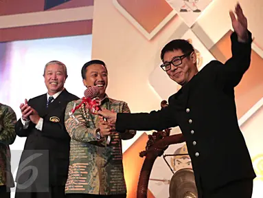 Duta Wushu Dunia Jet Li saat diserahkan pemukul gong oleh Menpora Imam Nahrawi untuk membuka Kejuaraan Dunia Wushu ke-13 di Jakarta Convention Centre, Jakarta, Jumat (13/11/2015). (Liputan6.com/Angga Yuniar)