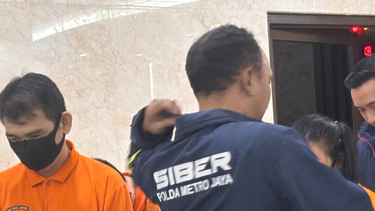 Pelaku penipuan online