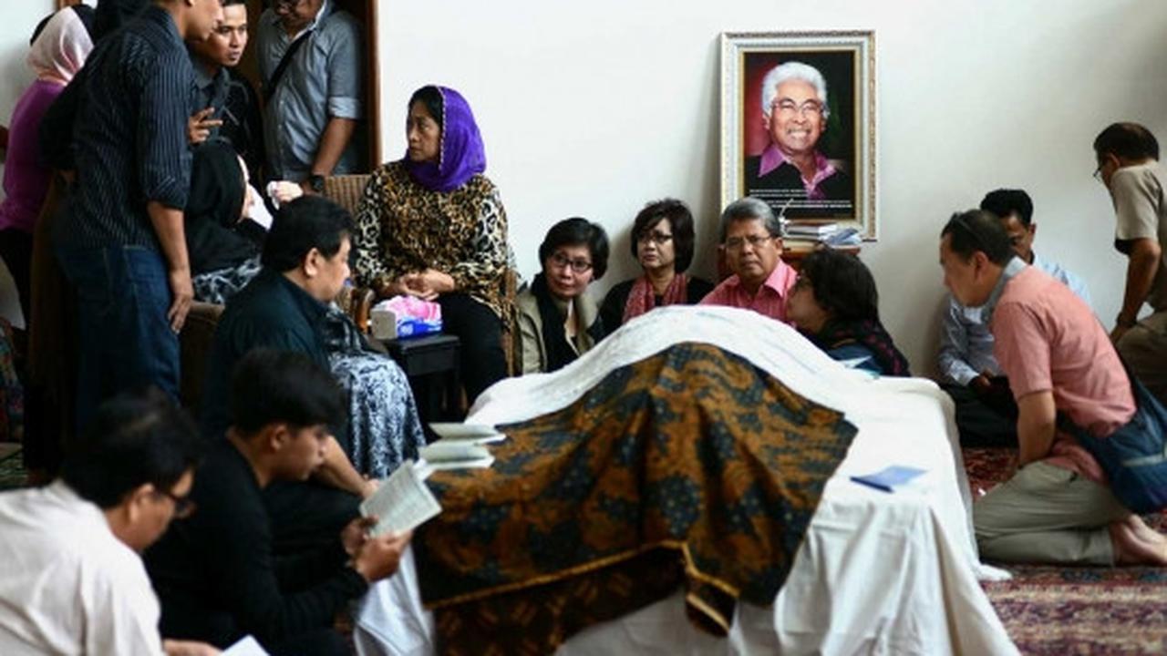 Suasana duka di kediaman Adnan Buyung Nasution