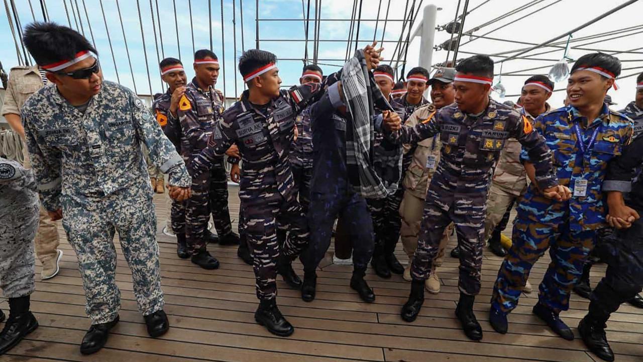 FOTO: Serunya Taruna AAL Rayakan 17 Agustusan di Tengah Laut
