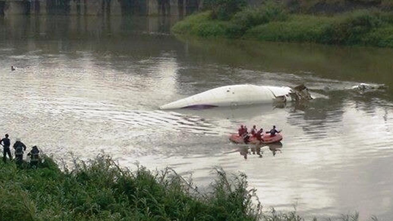 Pesawat TransAsia Airways jatuh ke sungai 