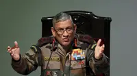 Panglima Angkatan Darat India Bipin Rawat berbicara selama konferensi pers di New Delhi, India, 12 Januari 2018. Jenderal Rawat bersama istrinya dan 11 orang lainnya tewas dalam kecelakaan itu. (AP Photo, File)