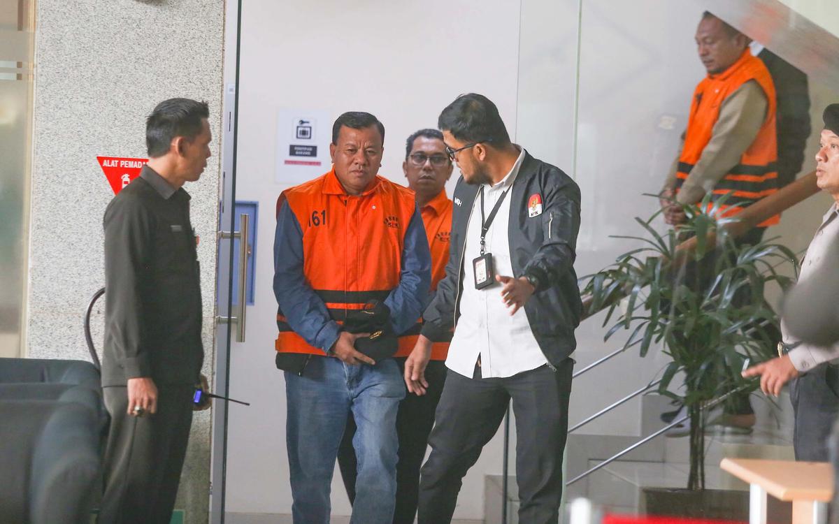 FOTO: KPK Tahan Bupati Kuansing Terkait Dugaan Suap Sekda