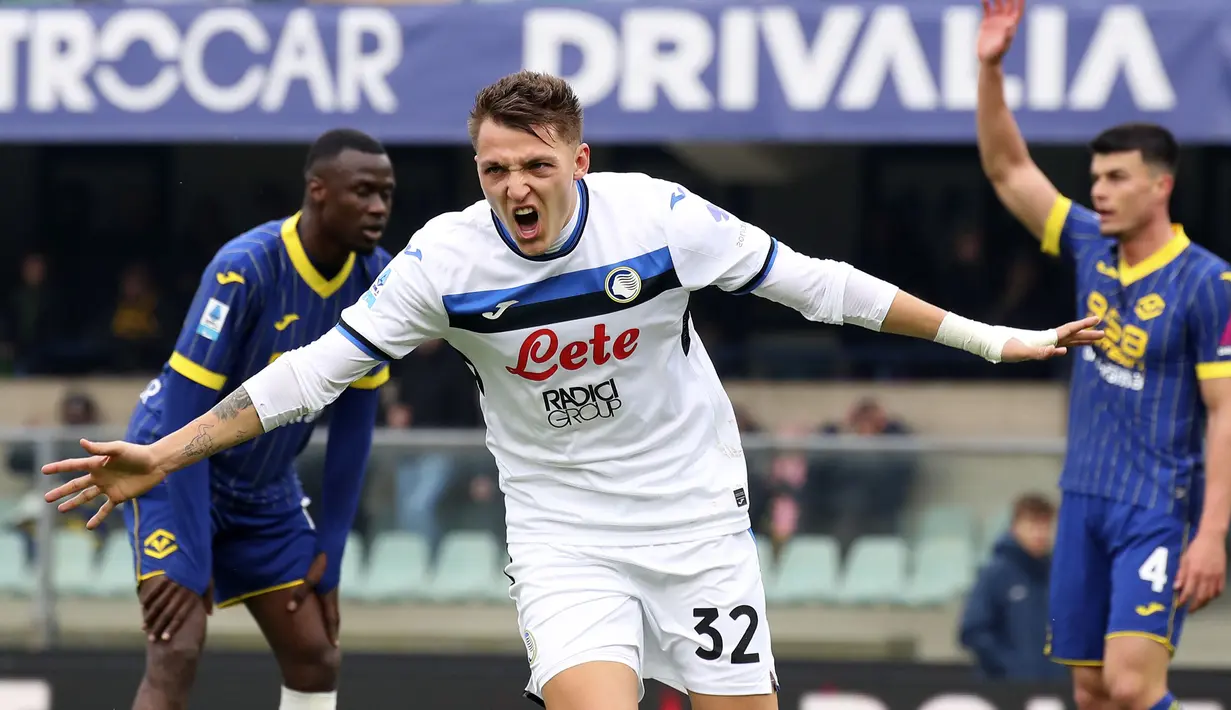 Pemain Atalanta, Mateo Retegui melakukan selebrasi setelah mencetak gol ke gawang Hellas Verona dalam laga lanjutan Liga Italia 2024/2025 di Marcantonio Bentegodi Stadium, Verona, Italia, Sabtu (09/02/2025). (AP Photo/LaPresse/Paola Garbuio)