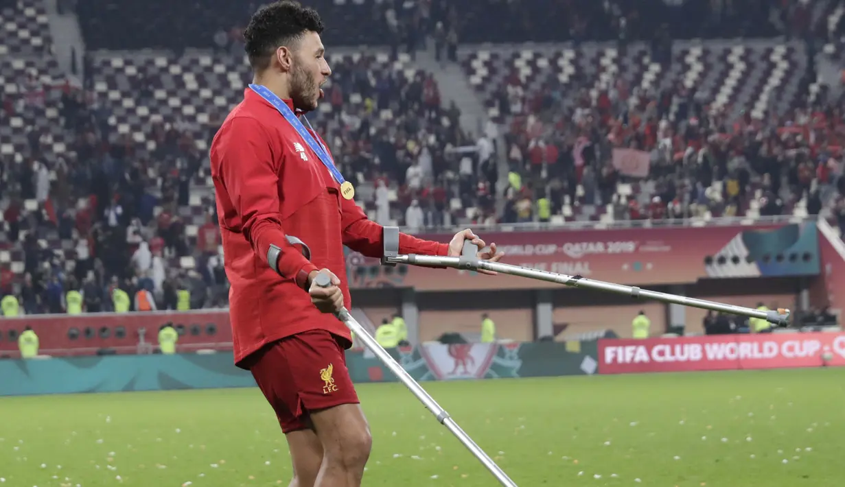 Gelandang Liverpool, Alex Oxlade-Chamberlain berselebrasi setelah pertandingan melawan Flamengo pada final Piala Dunia Antarklub 2019 di Stadion Internasional Khalifa di Doha, Qatar (22/12/2019). Liverpool menang 1-0 atas Flamengo. (AP Photo/Hassan Ammar)