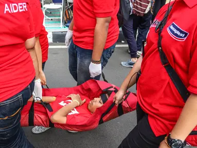 Seorang korban tengah dibawa saat simulasi Peringatan P3K Sedunia di CFD Jalan MH Thamrin, Jakarta, Minggu (25/9). Aksi bersama Hansaplast mengajak masyarakat siapkan perlengkapan P3K sejak dini. (Liputan6.com/Fery Pradolo)