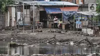 Warga beraktivitas di permukiman kumuh Muara Baru, Jakarta, Rabu (19/1/2022). Badan Pusat Statistik (BPS) mencatat angka kemiskinan di Indonesia turun menjadi 26,5 juta orang per September 2021 dari sebelumnya mencapai 27,54 juta orang pada Maret 2021. (merdeka.com/Iqbal S Nugroho)