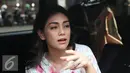 Aktris Celine Evangelista memberikan keterangan saat ditemui di lokasi syuting kawasan Cibubur, Jakarta, Senin (18/7/). Celine mengaku pasrah dengan gosip pernikahan sejenis dan perusak rumah tangga orang lain. (Liputan6.com/Herman Zakharia)