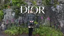 Yuko Araki mengenakan jaket wol dan sutra kotak-kotak hitam Dior Winter 2024-2025 serta rok dengan turtleneck kasmir hitam. Dia juga mengenakan tas dan sepatu Dior. [Dok/Dior]