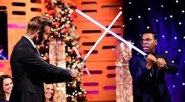 Mantan pesepakbola David Beckham saat berduel mengunakan pedang Star Wars Lightsaber dengan aktor pemeran Star Wars, John Boyega saat di undang sebuah acara televisi. (Dailymail)