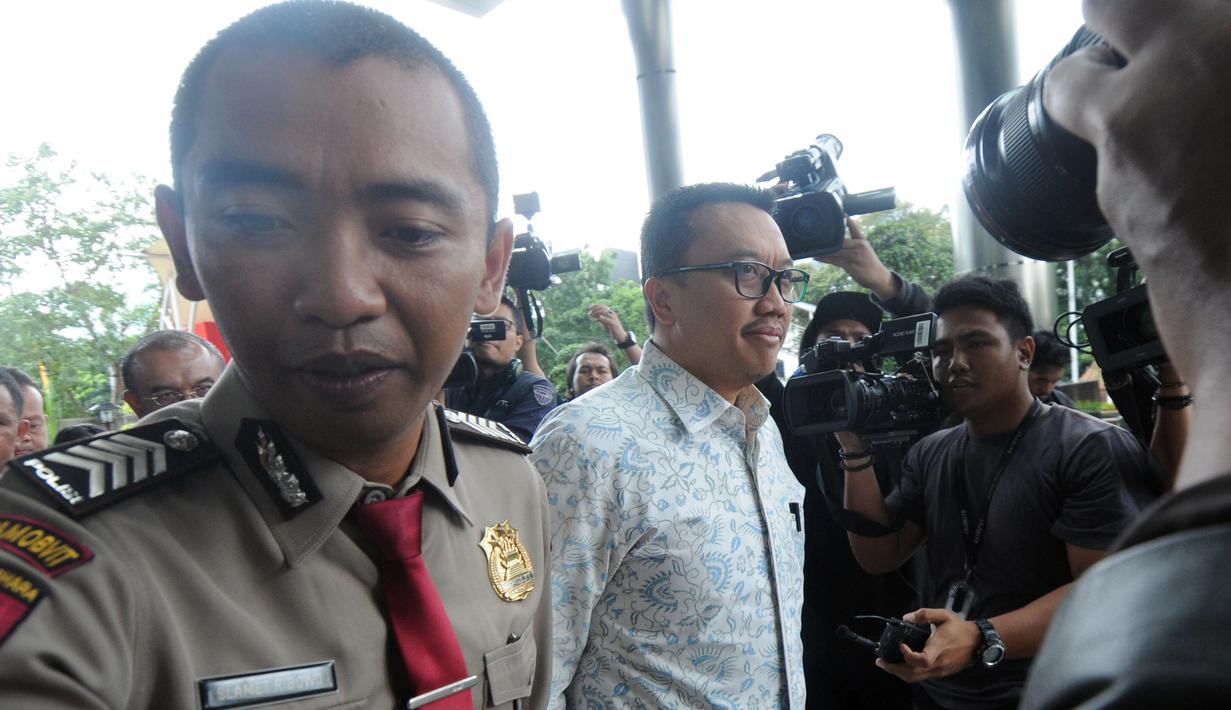 Menpora Imam Nahrawi, diwawancara wartawan saat tiba di Gedung KPK, Jakarta, Kamis (24/1). Dirinya diperiksa sebagai saksi untuk tersangka Sekjen KONI, Ending Hamidy, terkait suap dana hibah dari Kemenpora ke KONI. (Merdeka.com/Dwi Narwoko)
