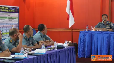 Citizen6, Tanjung Priok: Aslog Pangkolinlamil Kolonel Laut (T) Riyadi Syahardani memberikan arahan kepada tim pengadaan barang dan jasa bertempat di Gedung Laut Sulu, Mako Kolinlamil, Tanjung Priok, Jakarta, Selasa (11/9). (Pengirim: Dispenkolinlamil)