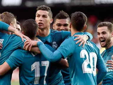 Penyerang Real Madrid, Cristiano Ronaldo berselebrasi setelah gelandang Toni Kroos mencetak gol ke gawang Valencia pada lanjutan La Liga Spanyol di stadion Mestalla, (27/1). Ronaldo mencetak dua gol dari penalti dipertandingan ini. (AFP Photo/Jose Jordan)