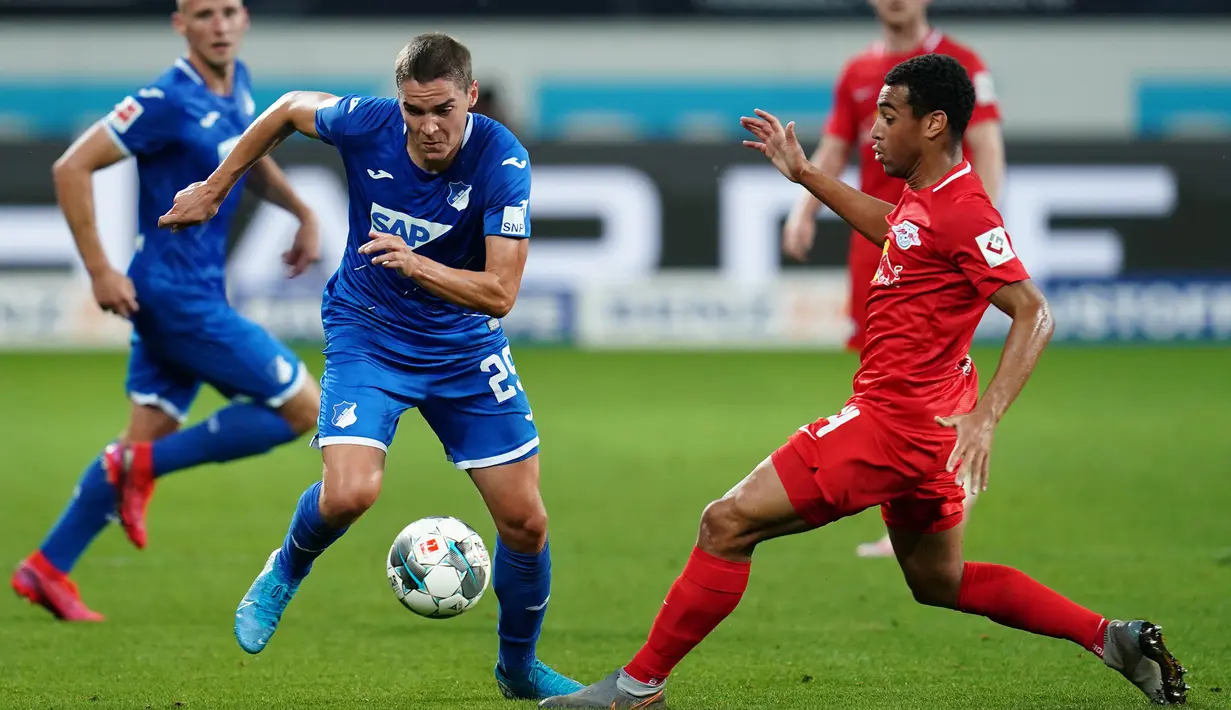 Gelandang RB Leipzig, Tyler Adams, berebut bola dengan penyerang Hoffenheim, Robert Skov, pada laga lanjutan Bundesliga peka ke-30 di Rhein-Neckar Arena, Sabtu (13/6/2020) dini hari WIB. Leipzig menang 2-0 atas Hoffenheim. (AFP/Uwe Anspach/Pool)