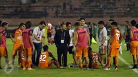 Pelatih PBFC, Ricky Nelson (tengah) mengatur strategi adu penalti melawan Madura United saat laga 8 besar PIala Presiden 2017 di Stadion Manahan Solo, Sabtu (25/2). PBFC unggul adu penalti 5-4 (0-0). (Liputan6.com/Helmi Fithriansyah)