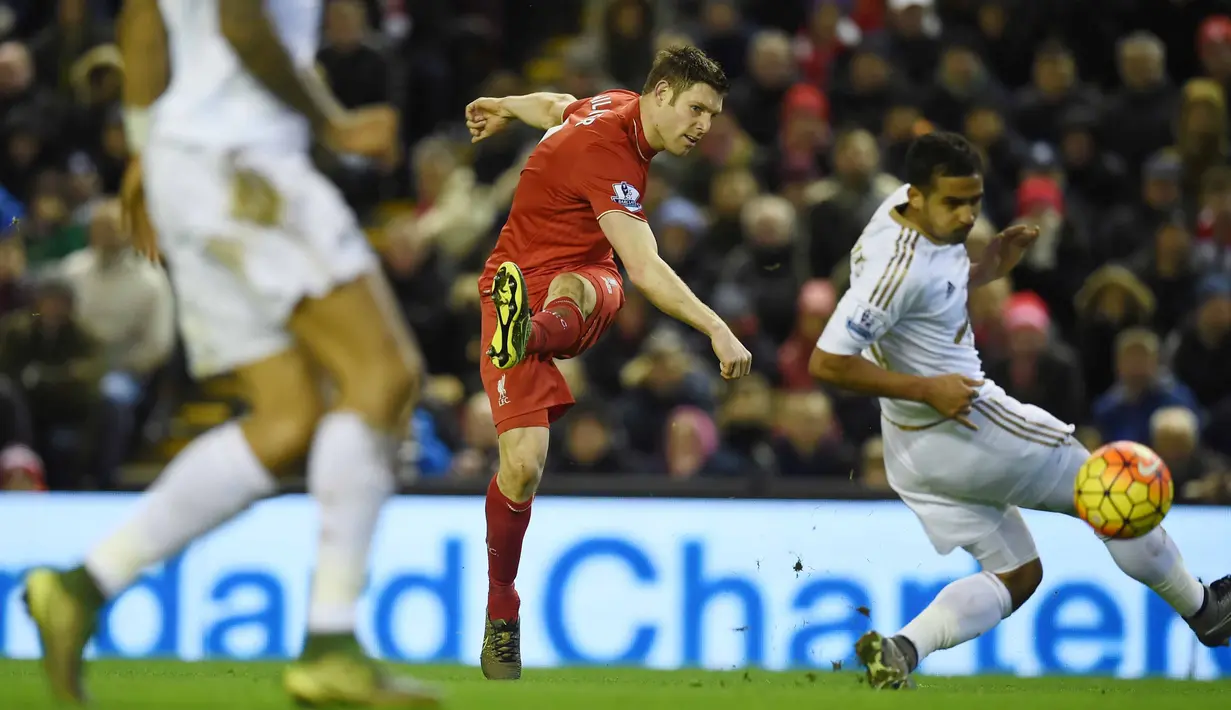 Pemain Liverpool, James Milner (tengah) melakukan tembakan melewati dua pemain Swansea City pada lanjutan Liga Premier Inggris antara Liverpool vs Swansea City di Stadion Anfiled, Senin (30/11/2015) dini hari WIB. (AFP Photo/Paul Ellis)