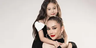 Aura Kasih terlihat baru saja melakukan photoshoot bersama sang buah hatinya, Arabella. [Foto: Instagram/riomotret]