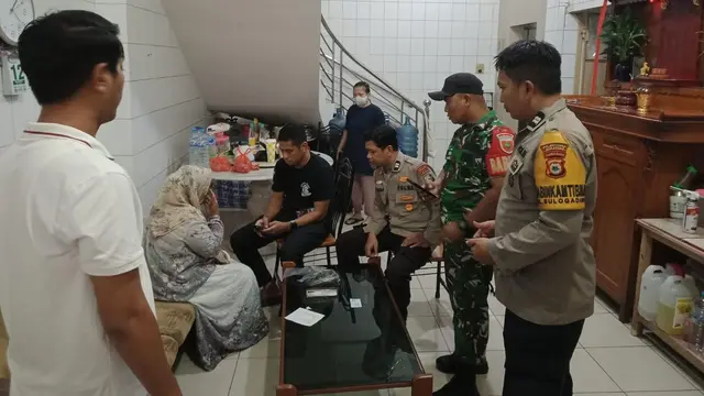 Emak-emak pelaku pembakaran dan pencurian di Toko Emas Logam Mulia, Makassar.