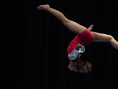 Pesenam Indonesia, Rifda Irfanaluthfi, menggunakan alat balance beam tampil pada nomor artistik beregu SEA Games di MITEC, Kuala Lumpur, Senin (21/8/2017). Tim Indonesia berhasil meraih medali perunggu. (Bola.com/Vitalis Yogi Trisna)