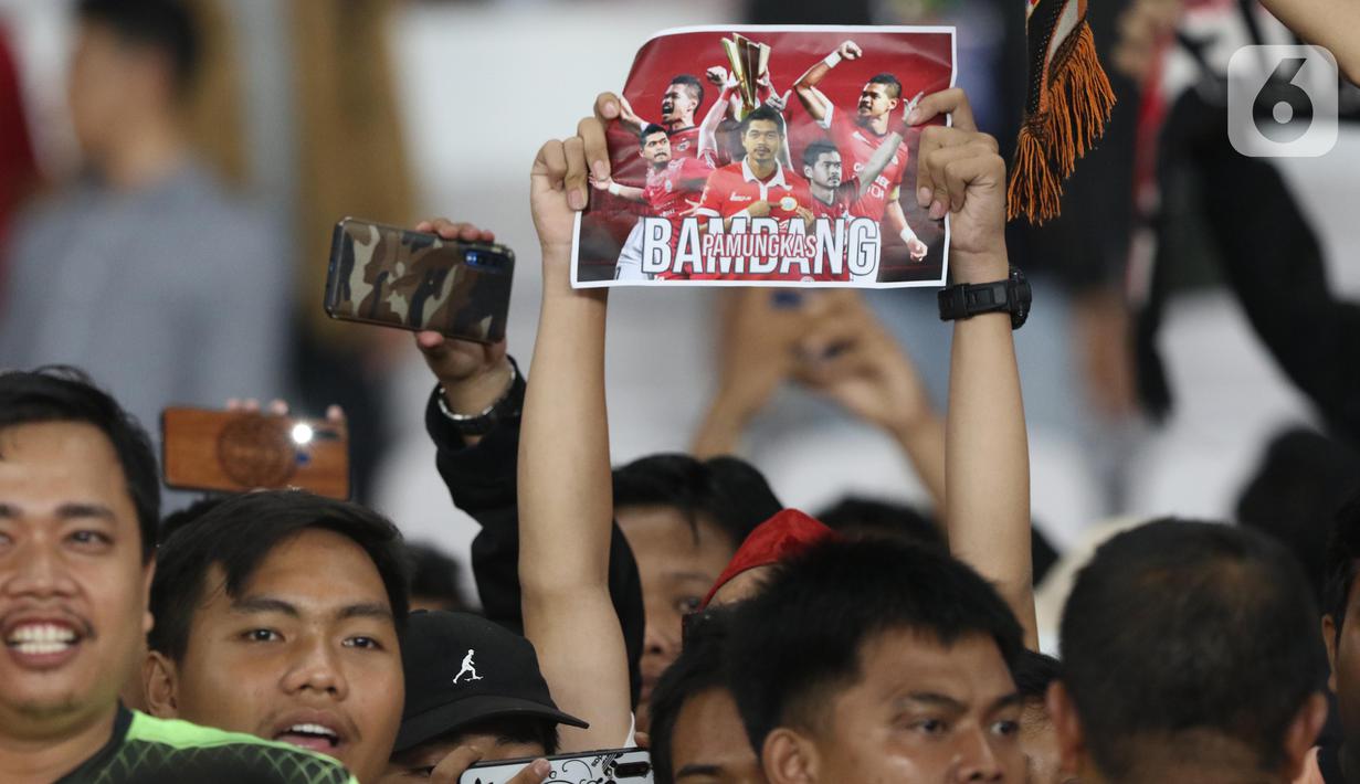 Suporter mengangkat poster saat menyaksikan laga perpisahan pemain Persija, Bambang Pamungkas pada Shopee Liga 1 Indonesia, SUGBK Jakarta, Selasa (17/12/2019). Laga melawan Persebaya menjadi pertandingan terakhir Bambang Pamungkas sebagai pesepakbola profesional. (Liputan6.com/Helmi Fithriansyah)