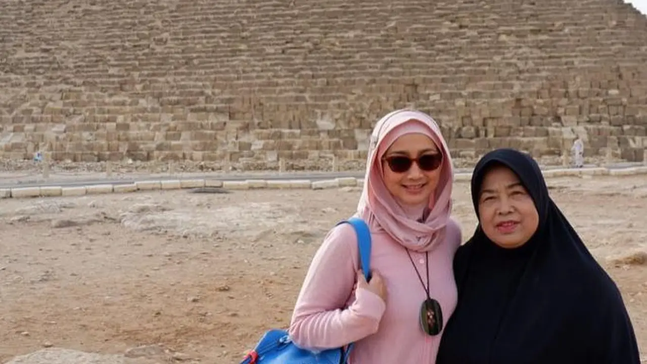 Ibu Desy Ratnasari Meninggal Dunia