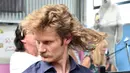 Seorang pria memamerkan gaya rambutnya saat menghadiri Mulletfest 2018 di Kota Kurri Kurri, 150 km utara Sydney, Australia, Sabtu (24/2). Mulletfest adalah perayaan gaya rambut ikonik era 1970-an yang kini kembali populer. (PETER PARKS/AFP)