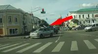 Pemotor ini terlempar dan mendarat di atap taksi.