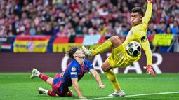 Sepatu sang kiper tepat mengenai wajah Fermin Lopez, membuatnya langsung terkapar di lapangan. (AFP/Javier Soriano)