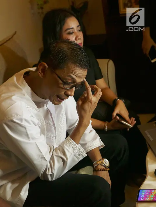 Ayah artis VA, Doddy Sudrajat menggelar jumpa pers di kawasan Buncit, Jakarta, Jumat (25/1). Doddy mengklarifikasi pernyataan artis VA yang mengaku tidak didukung oleh keluarga dalam kasus prostitusi online yang menjeratnya. (Liputan6.com/Herman Zakharia)