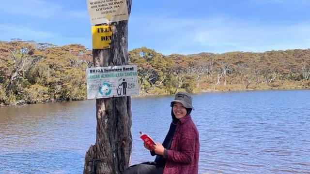 Seorang pendaki berada di Telaga Dewi di kawasan Gunung Singgalang