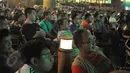 Sejumlah suporter tampak serius menyaksikan acara nonton bareng final Liga Champions Juventus vs Barcelona, di Dock 88, La Piazza, Mall Kelapa Gading, Minggu (7/6/2015). (Liputan6.com/Herman Zakharia)