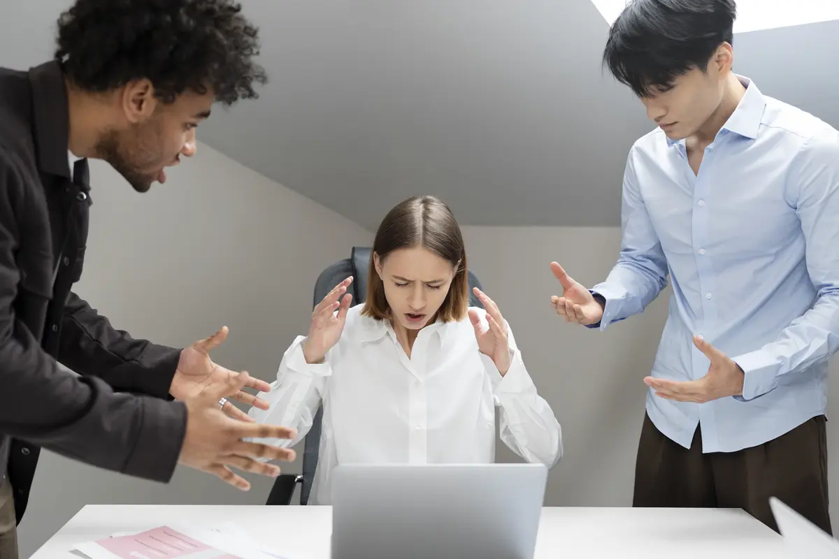 Jangan Bawa Sifat Buruk Ini ke Kantor, Kalau Tak Mau Kariermu Terhambat [Dok/freepik.com]