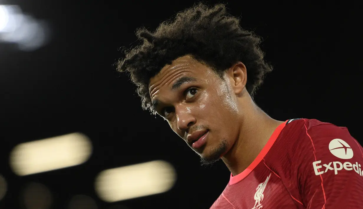 Trent Alexander-Arnold telah membuktikan dirinya sebagai salah satu bek kanan terbaik di dunia. Bergabung pada musim 2016/17, pemain 23 tahun tersebut mampu menjadi pemain andalan Jurgen Klopp dan berhasil mencatatkan 100 penampilannya pada 2020 lalu dengan koleksi 77 kemenangan. (AFP/Oli Scarff)