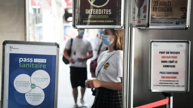 Pengecekan Paspor Kesehatan di Bioskop Paris