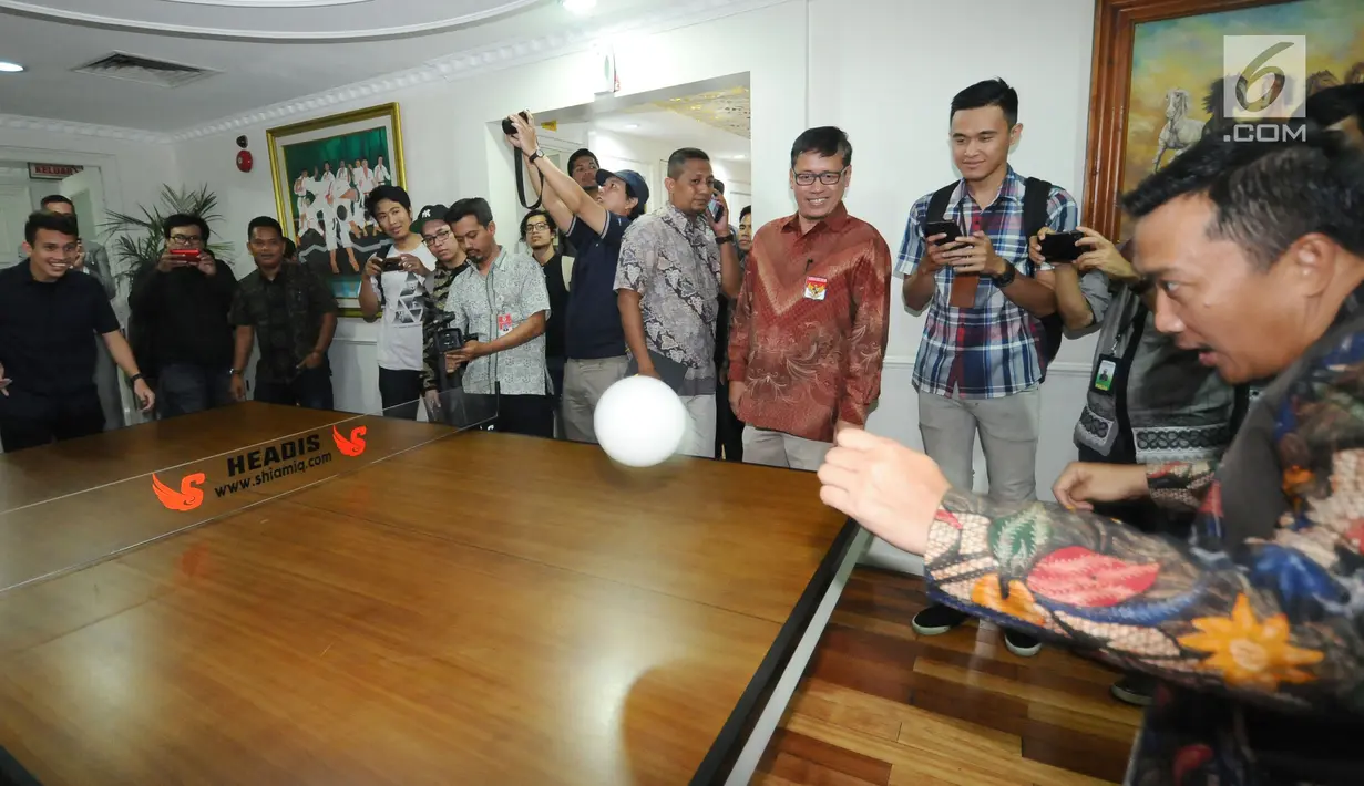 Pemain Timnas Indonesia U-19, Egy Maulana Vikri (kiri) bermain headis dengan Menpora Imam Nahrawi usai pertemuan di gedung Kemenpora, Jakarta, Jumat (5/1). Headis merupakan olahraga yang baru dipopulerkan di Indonesia, (Liputan6.com/Helmi Fithriansyah)