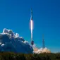 Roket Falcon 9 yang meluncur dari Cape Canaveral Florida sebagai wahana yang mengantarkan Satelit Merah Putih 2 menuju orbit (dok: Telkom Indonesia)