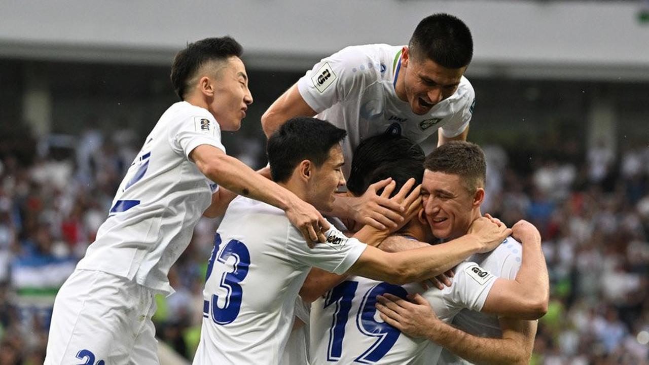 Cetak Sejarah Lolos ke Piala Dunia 2026, Pemain Timnas Uzbekistan Dihadiahi Mobil Listrik Sampai Dipajang di Lapangan