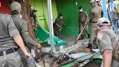 Petugas Satpol PP membongkar bangunan semi permanen di Jalan Nusantara Raya, Depok, Jawa Barat, Rabu (18/4). Pembongkaran dilakukan untuk menertibakan bangunan liar yang berdiri di sepanjang trotoar. (Liputan6.com/Immanuel Antonius)