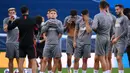 Pelatih Atletico Madrid, Diego Simione, memberikan arahan kepada pemainnya saat latihan jelang perempat final Liga Champions 2019/2020 di Estadio Jose Alvalade, Portugal, Kamis (13/8/2020). Atletico Madrid akan menghadapi RB Liepzig di perempat final liga Champions. (AFP/Lluis Gene)