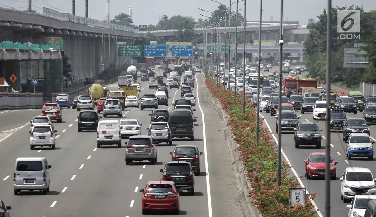Suasana saat kendaraan roda empat melintas di Tol Jagorawi, Jakarta, Jumat (6/4). Pemerintah akan memberlakukan aturan ganjil genap di ruas Tol Jagorawi dan Tol Jakarta-Tangerang mulai awal Mei 2018. (Liputan6.com/Faizal Fanani)