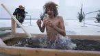 Seorang pria mandi di air dingin sungai Klyazma selama perayaan Epiphany tradisional saat suhu turun hingga sekitar -20 derajat di luar Moskow, Rusia (19/1/2021). Ribuan umat Kristen Ortodoks Rusia memperingati Hari Epiphany dengan berendam di kolam air es. (AP Photo/Alexander Zemlianichenko Jr)