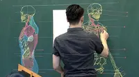 Seorang dosen yang mampu membuat gambar anatomi tubuh manusia dengan sangat detail hanya dengan menggunakan kapur tulis.