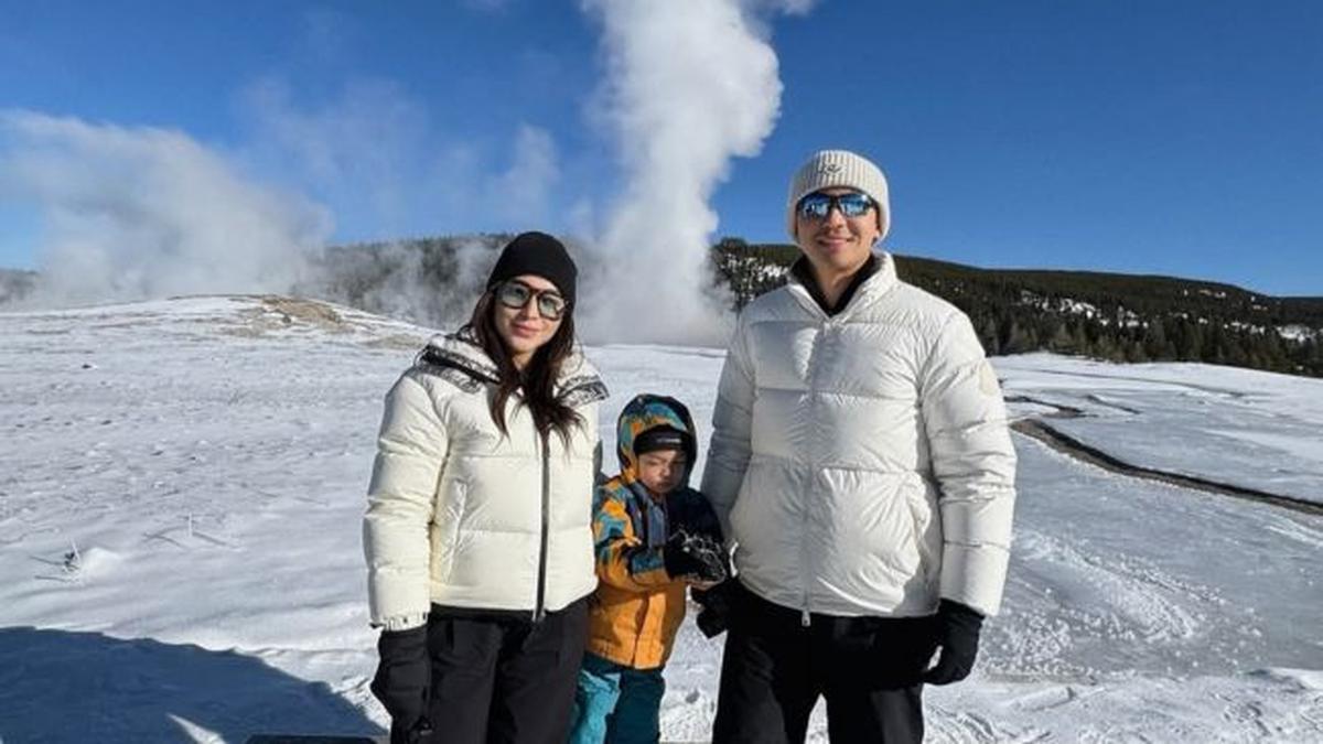 Outfit Winter Serasi, 5 Potret Nikita Willy dan Suami Ajak Baby Issa Liburan ke Taman Nasional Yellowstone