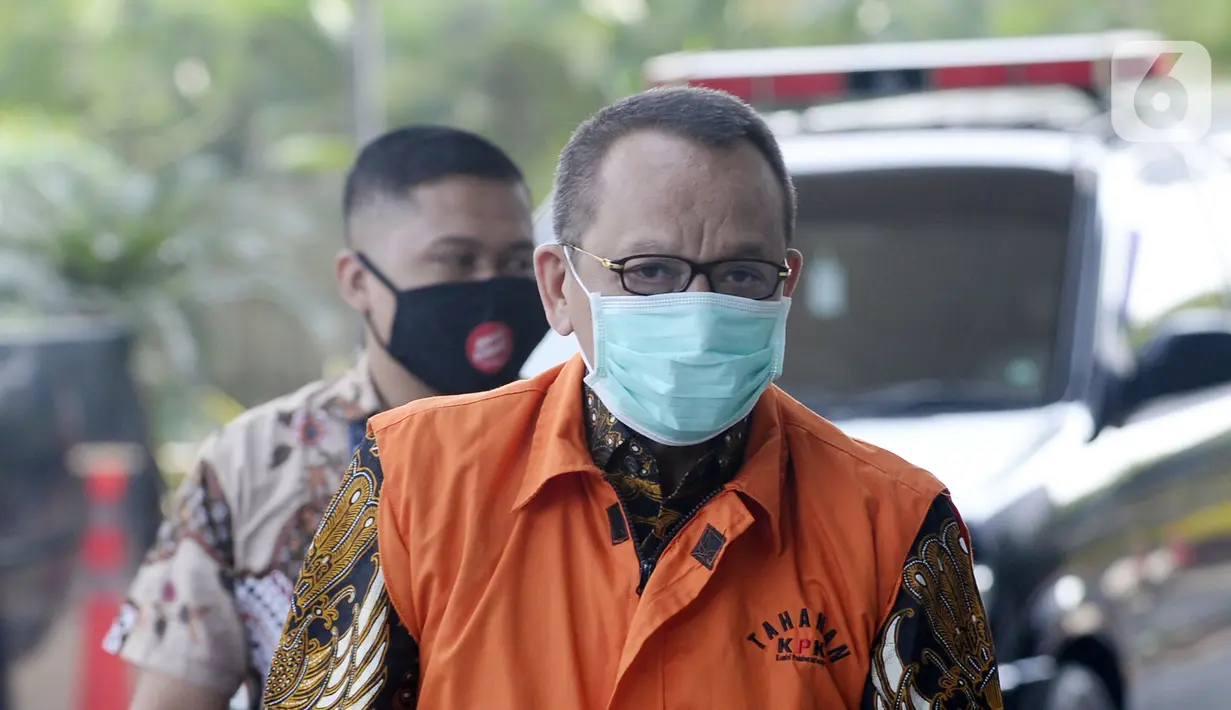 Mantan Sekretaris MA Nurhadi saat akan menjalani pemeriksaan penyidik di Gedung KPK, Jakarta, Selasa (30/6/2020). Nurhadi diperiksa sebagai saksi untuk tersangka Direktur MIT Hiendra Soenjoto terkait dugaan suap gratifikasi pengurusan perkara di MA Tahun 2011-2016. (merdeka.com/Dwi Narwoko)