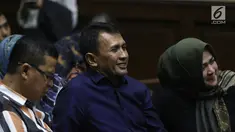 Mantan Gubernur Sumut Gatot Pujo sebelum memberi kesaksian di sidang lanjutan kasus suap DPRD Sumut dengan terdakwa Rijal Sirait, Fadly Nurzal, Rooslynda Marpaung dan Rinawati Sianturi di Pengadilan Tipikor, Jakarta (5/12). (Liputan6.com/Herman Zakharia)