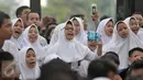 Ekspresi sejumlah pelajar saat menikmati penampilan dari penyanyi Tulus dalam acara Pesta Pendidikan di RPTRA Kalijodo, Jakarta, Selasa (2/5). (Liputan6.com/Yoppy Renato)