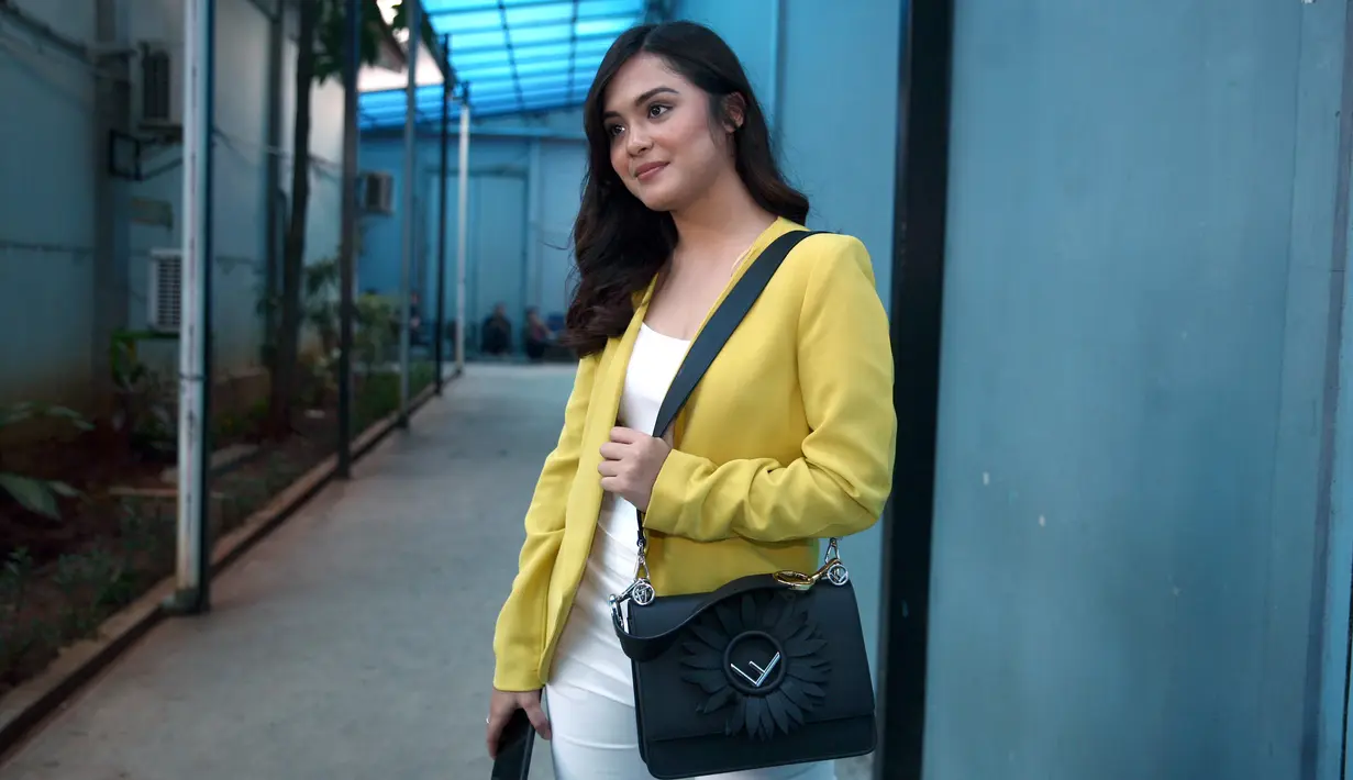 Seperti mahasiswa tingkat akhir lainnya, Vebby pun harus mengerjakan skripsi untuk mencapai kelulusan. Dan ini lah salah satu pemicu tingkat stressnya meningkat dalam waktu belakangan ini. (Nurwahyunan/Bintang.com)